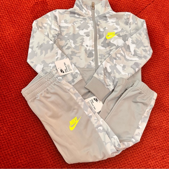 NWT Nike kids 2 piece jacket and pants - Picture 2 of 7